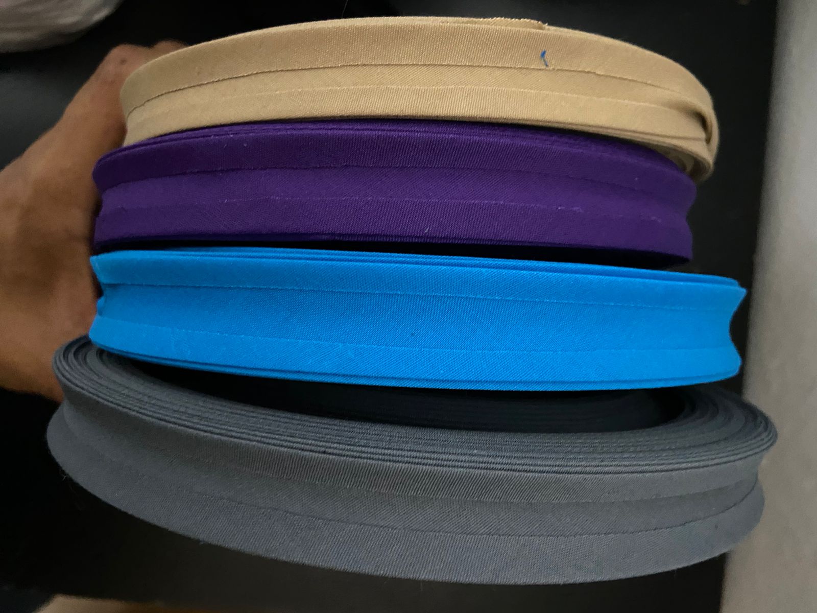 Sesgo planchado apilado en varios colores